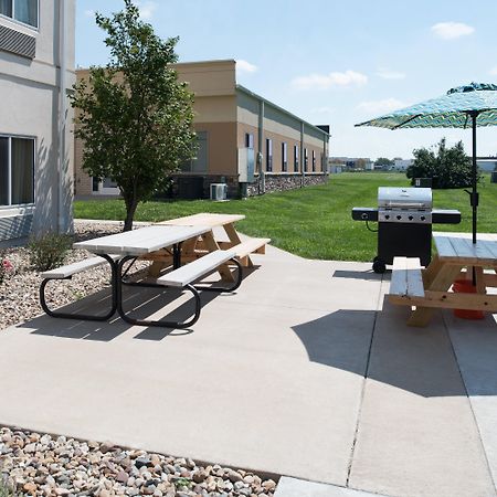 Holiday Inn Express Hotel & Suites Burlington By Ihg Bagian luar foto