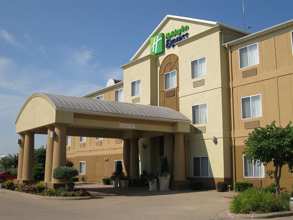 Holiday Inn Express Hotel & Suites Burlington By Ihg Bagian luar foto