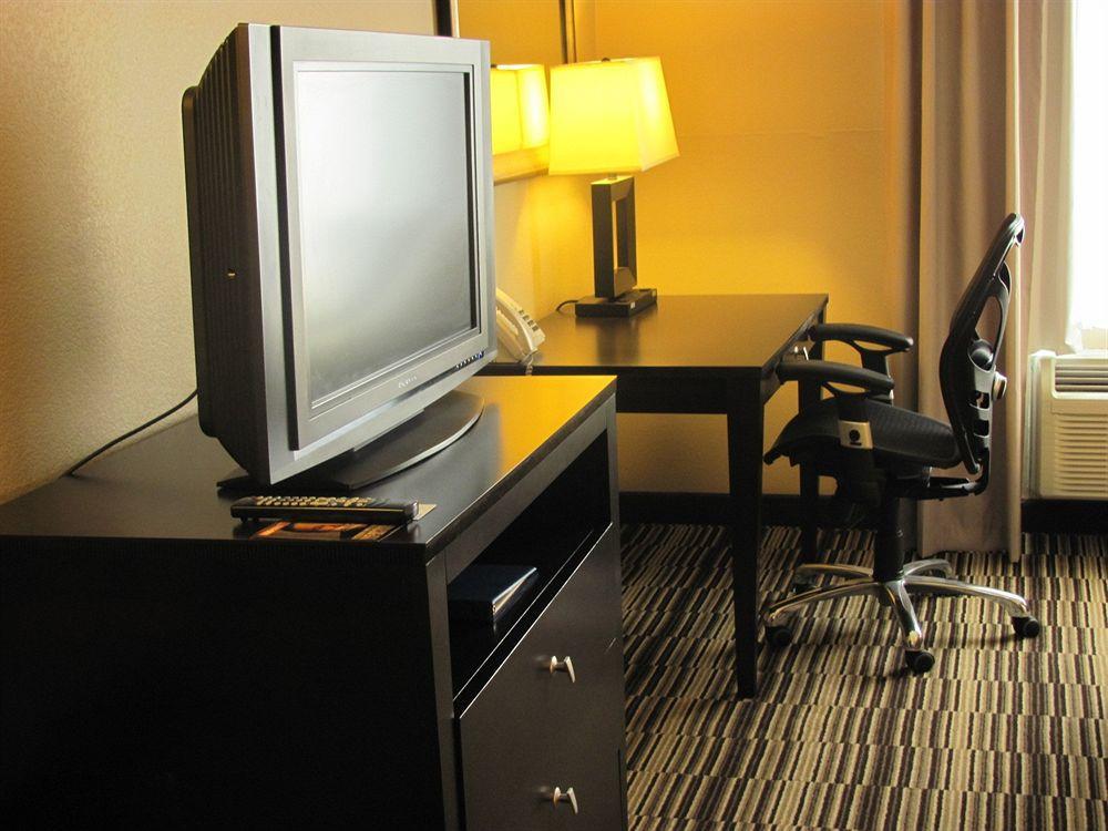 Holiday Inn Express Hotel & Suites Burlington By Ihg Bagian luar foto