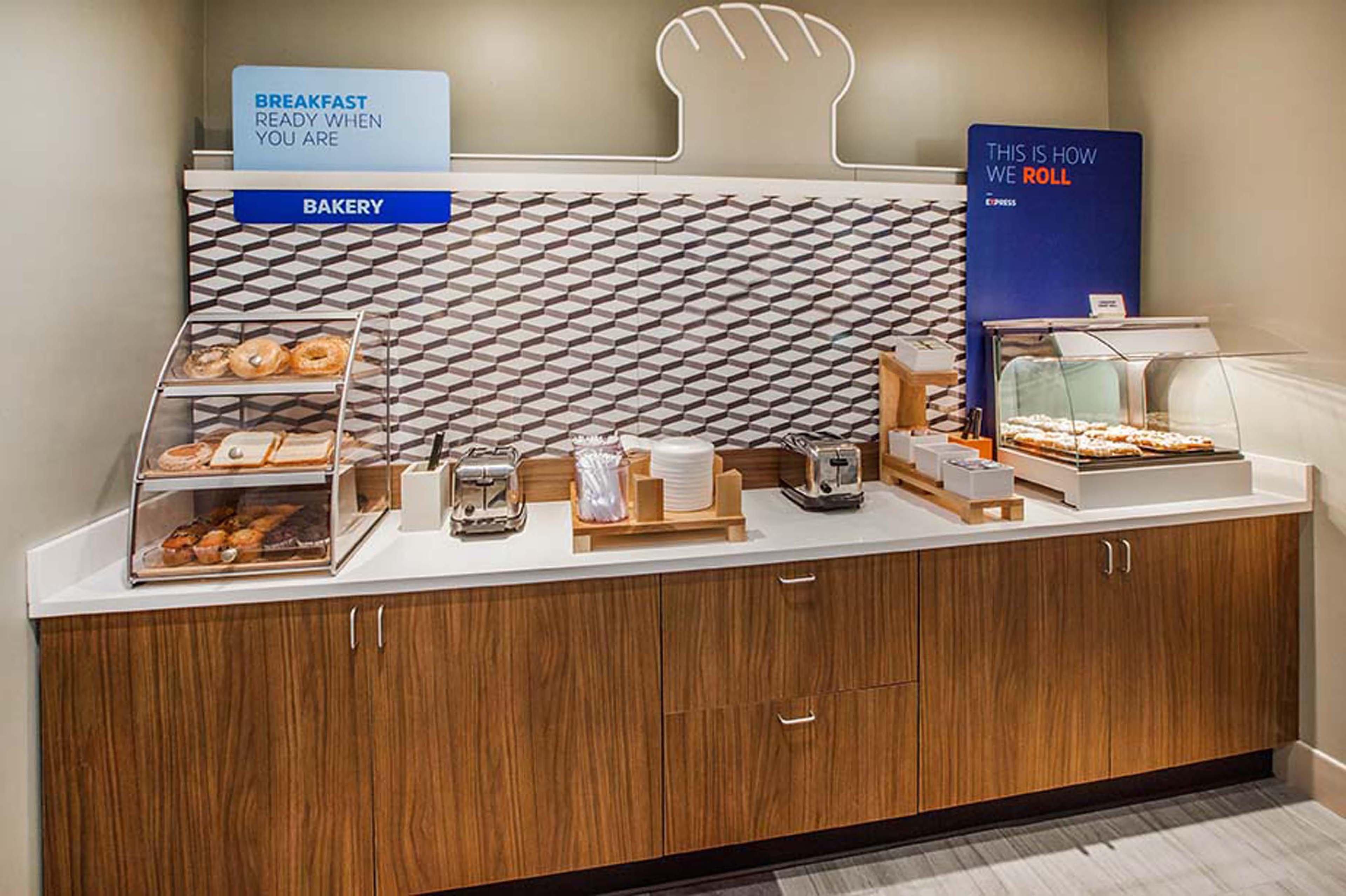 Holiday Inn Express Hotel & Suites Burlington By Ihg Bagian luar foto