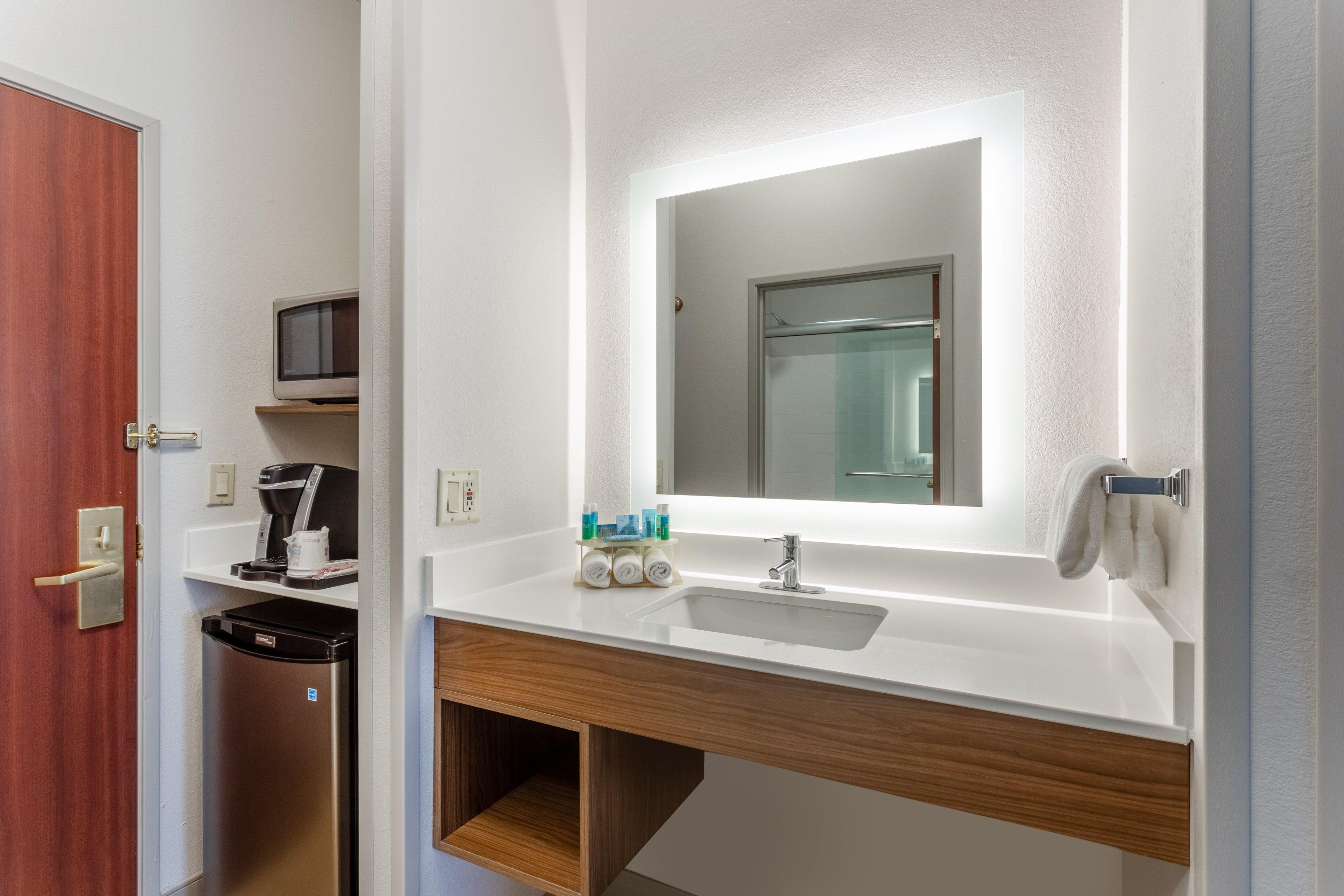 Holiday Inn Express Hotel & Suites Burlington By Ihg Bagian luar foto