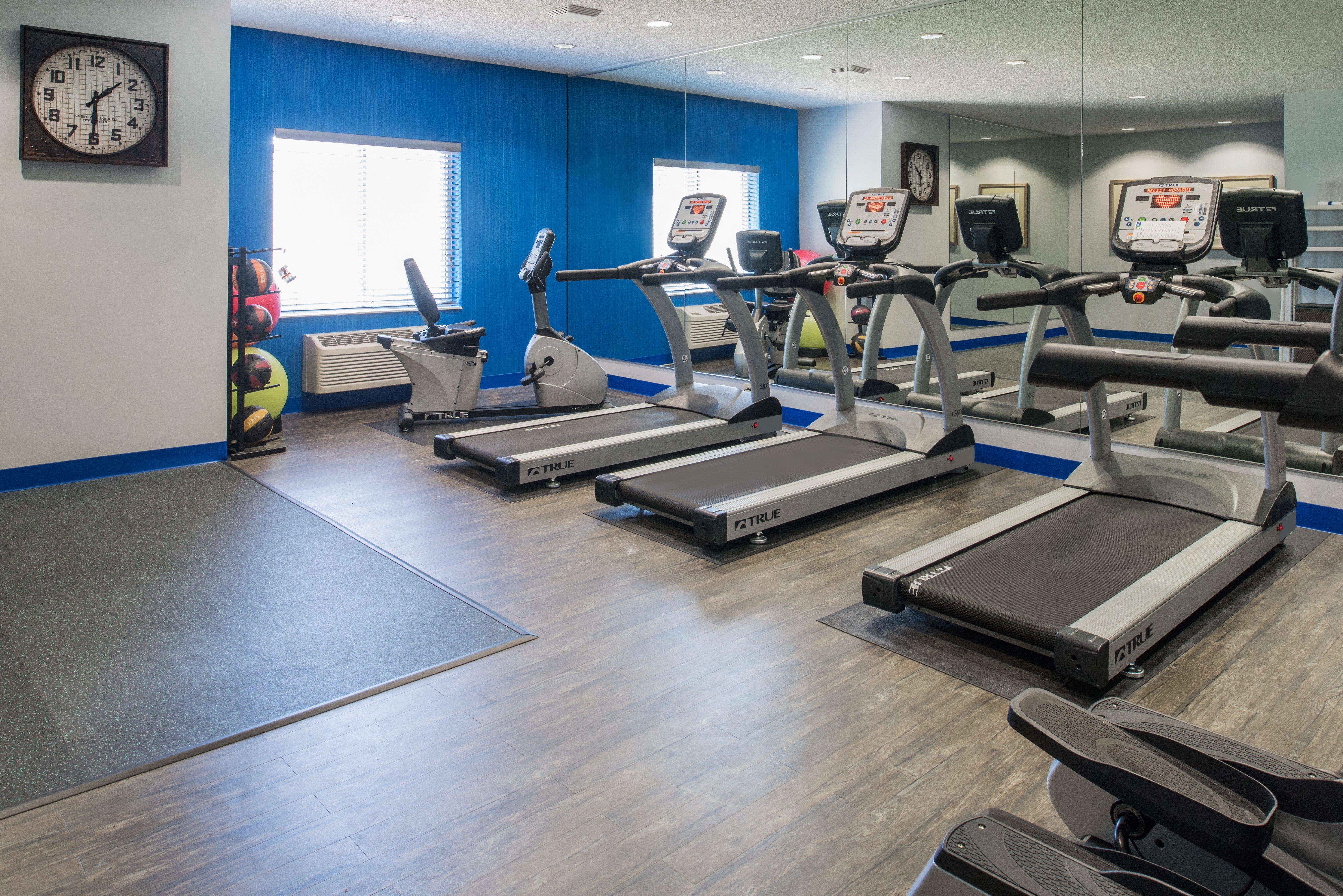 Holiday Inn Express Hotel & Suites Burlington By Ihg Bagian luar foto