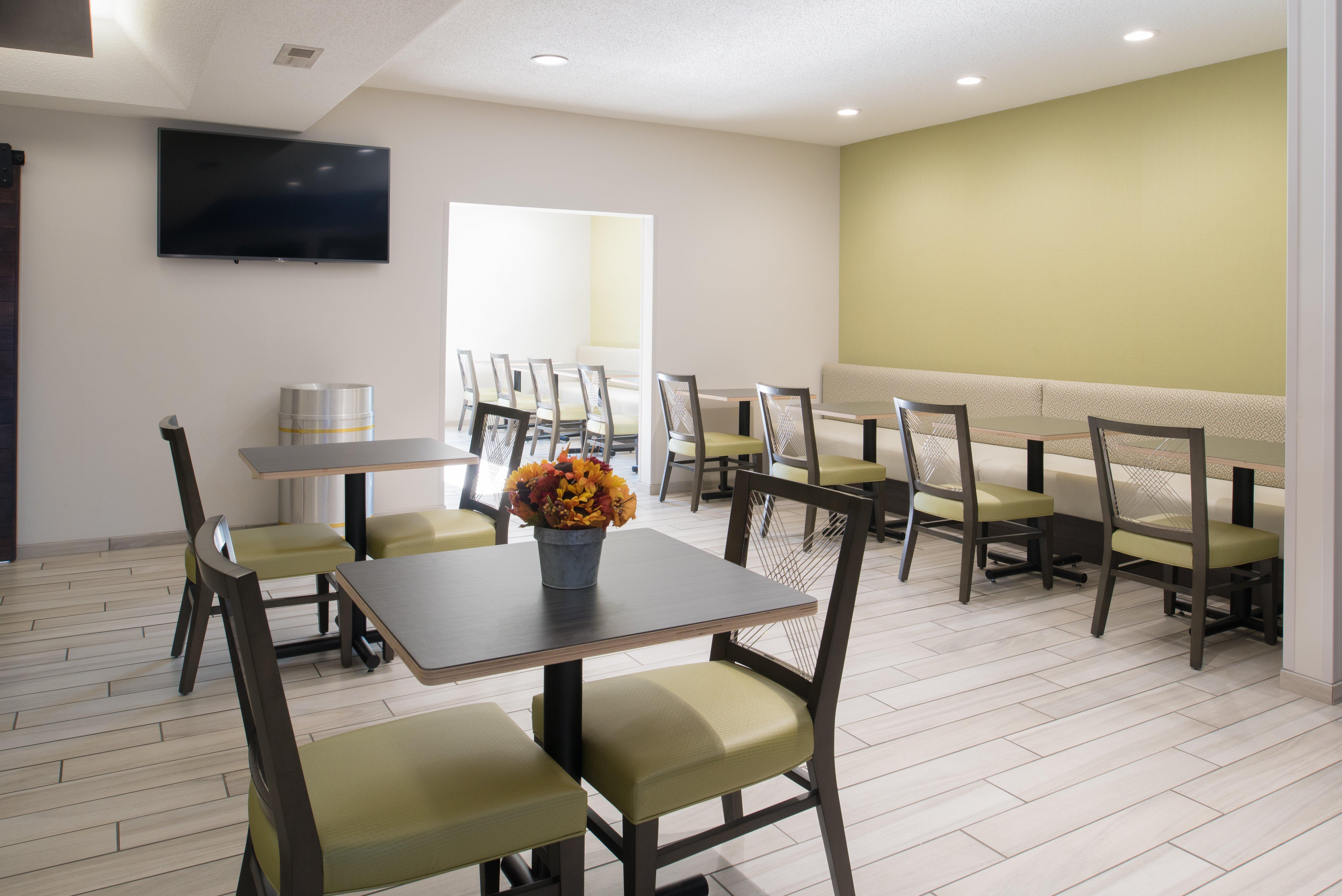 Holiday Inn Express Hotel & Suites Burlington By Ihg Bagian luar foto