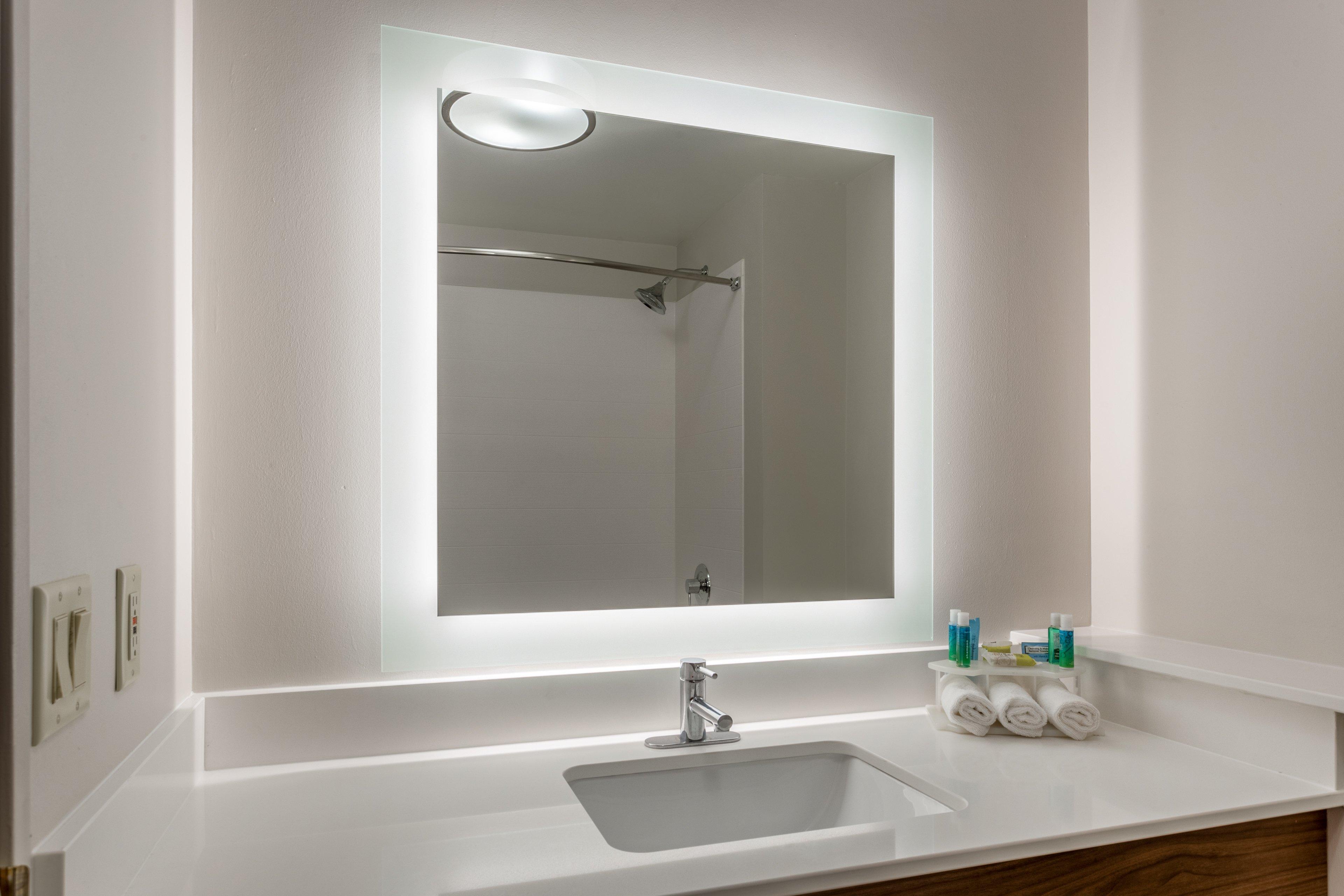 Holiday Inn Express Hotel & Suites Burlington By Ihg Bagian luar foto
