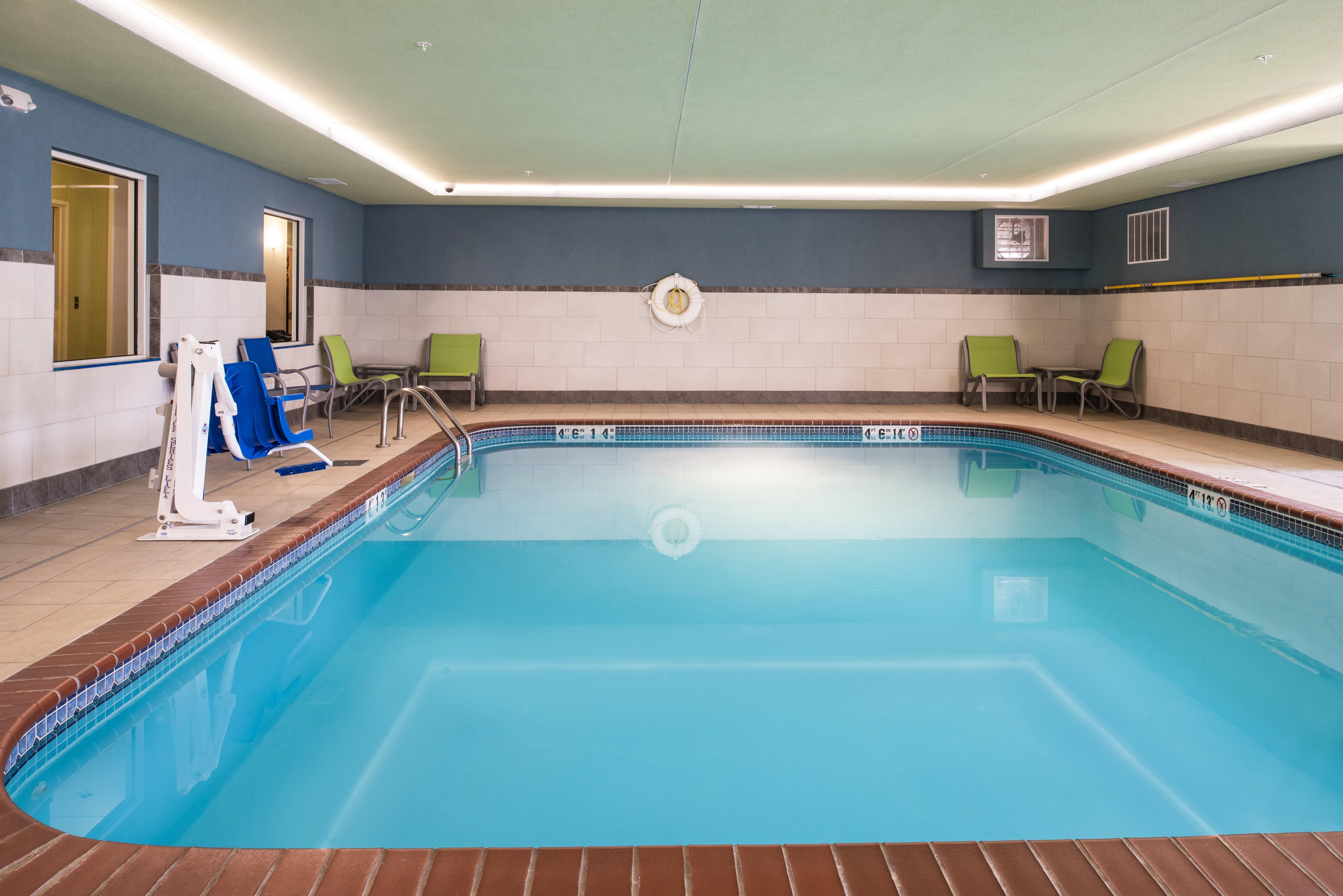 Holiday Inn Express Hotel & Suites Burlington By Ihg Bagian luar foto