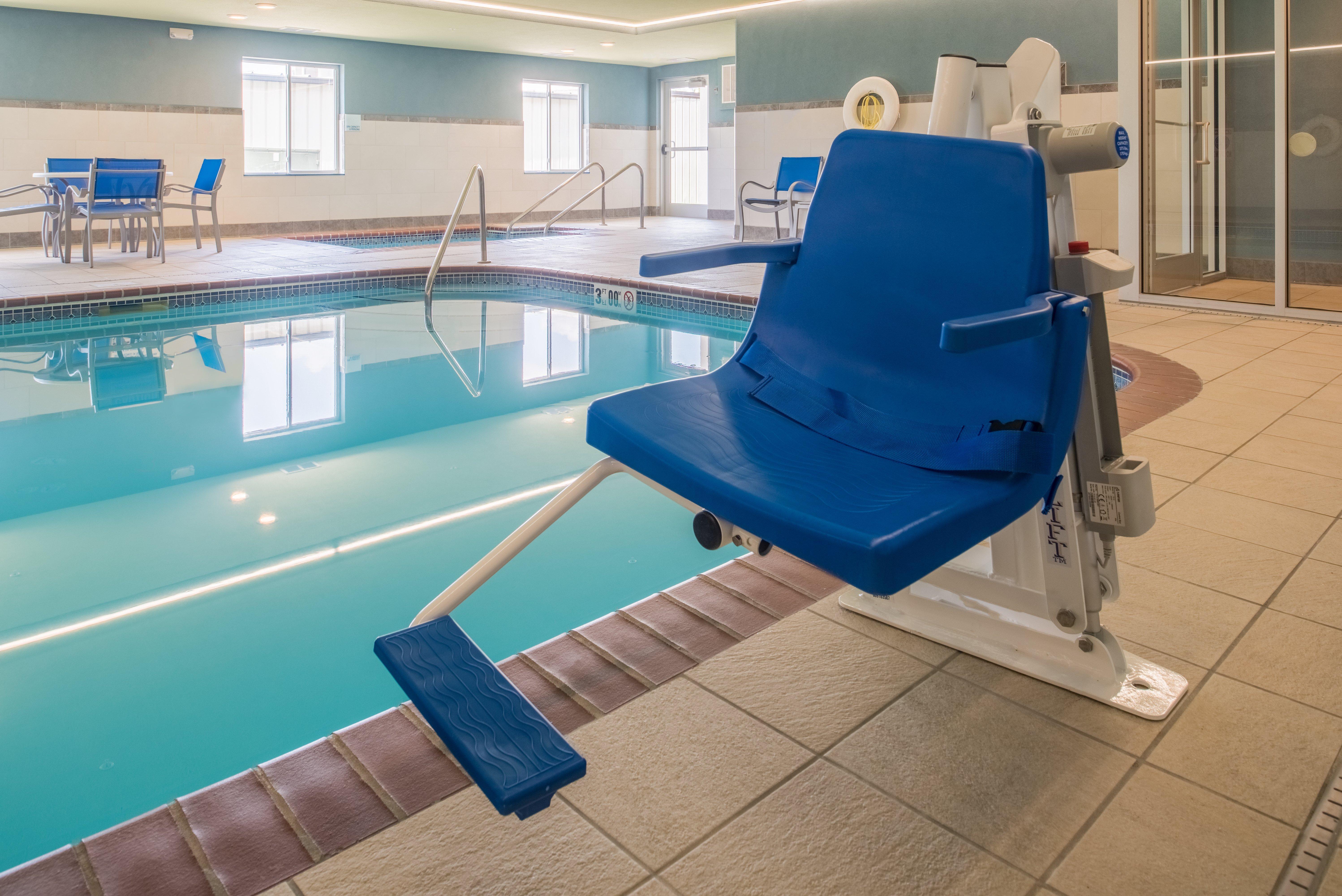 Holiday Inn Express Hotel & Suites Burlington By Ihg Bagian luar foto