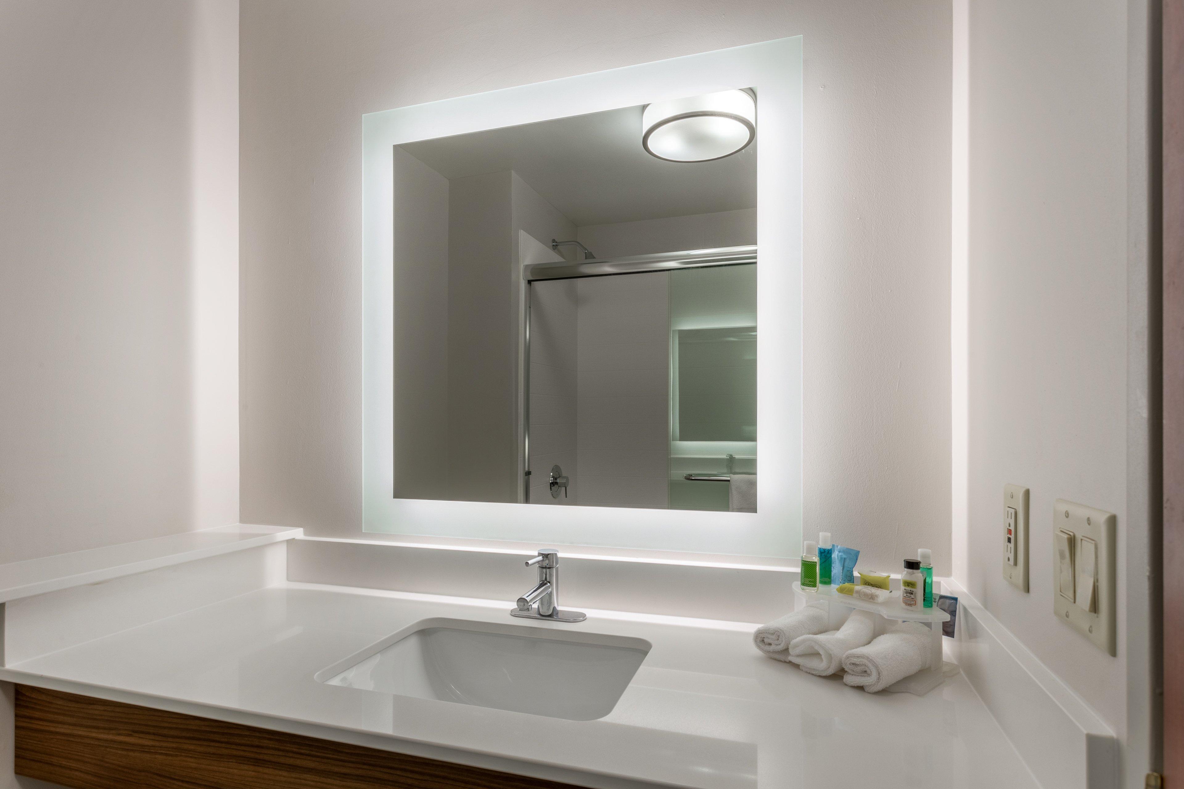 Holiday Inn Express Hotel & Suites Burlington By Ihg Bagian luar foto
