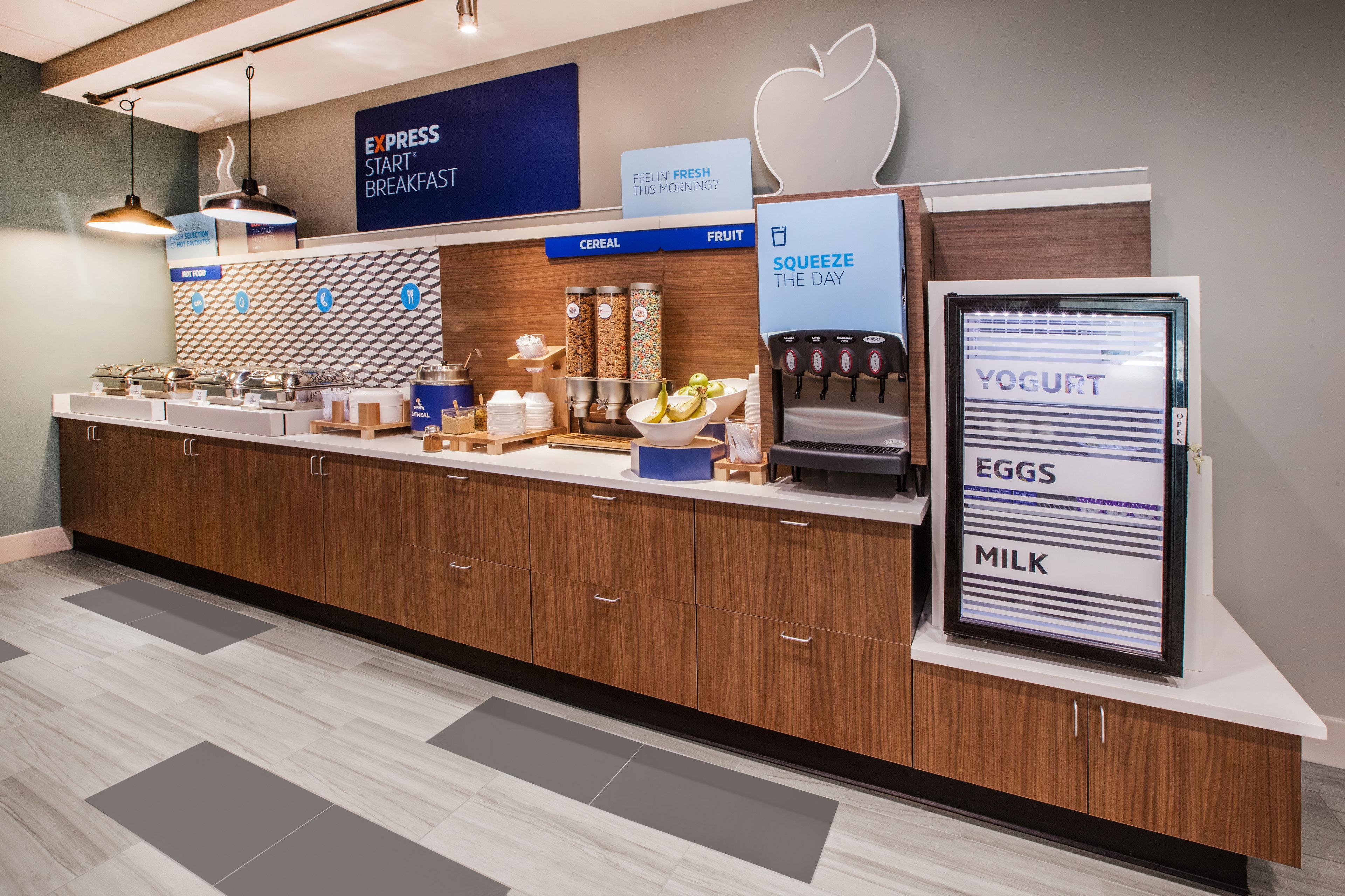 Holiday Inn Express Hotel & Suites Burlington By Ihg Bagian luar foto