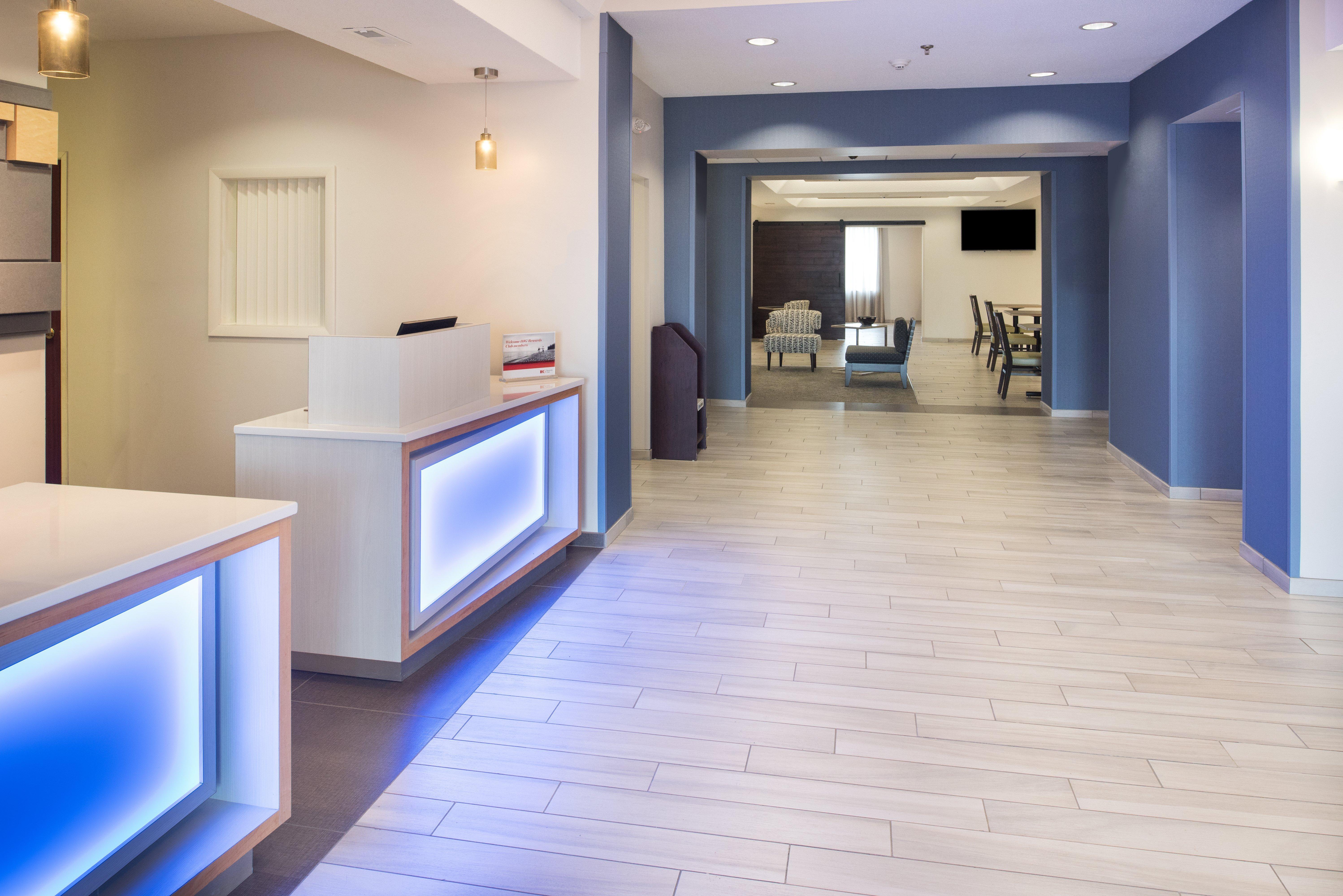 Holiday Inn Express Hotel & Suites Burlington By Ihg Bagian luar foto