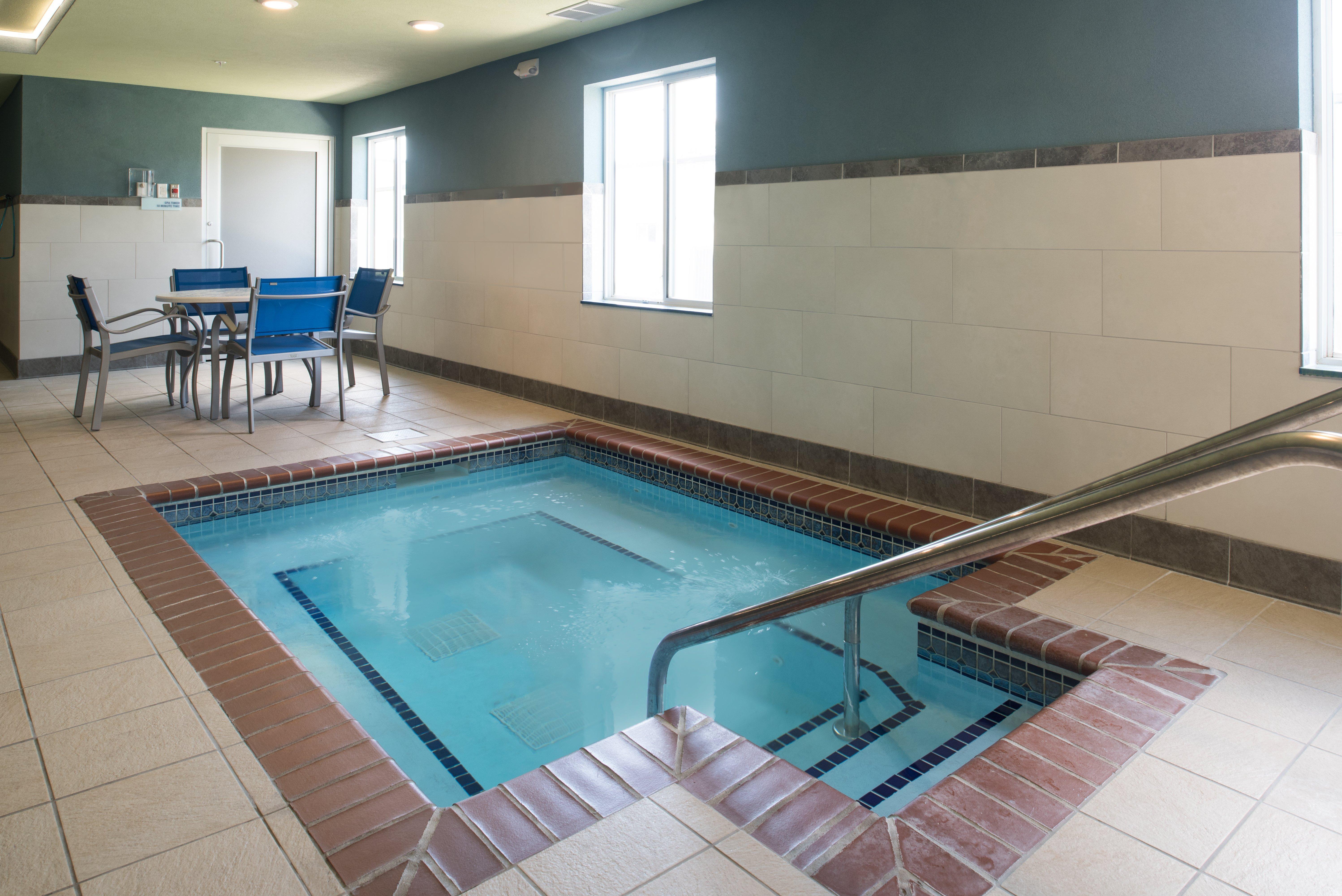 Holiday Inn Express Hotel & Suites Burlington By Ihg Bagian luar foto