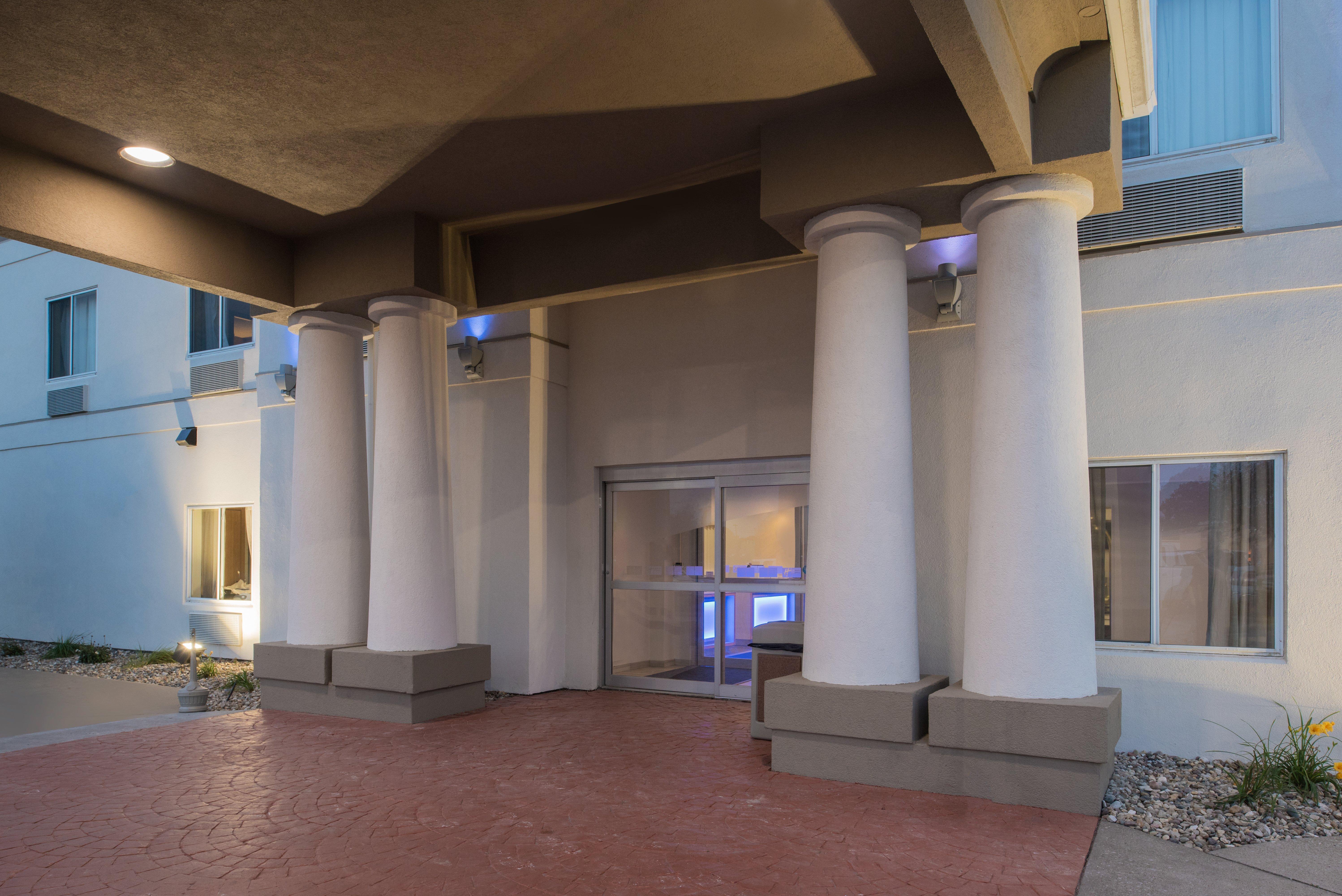 Holiday Inn Express Hotel & Suites Burlington By Ihg Bagian luar foto