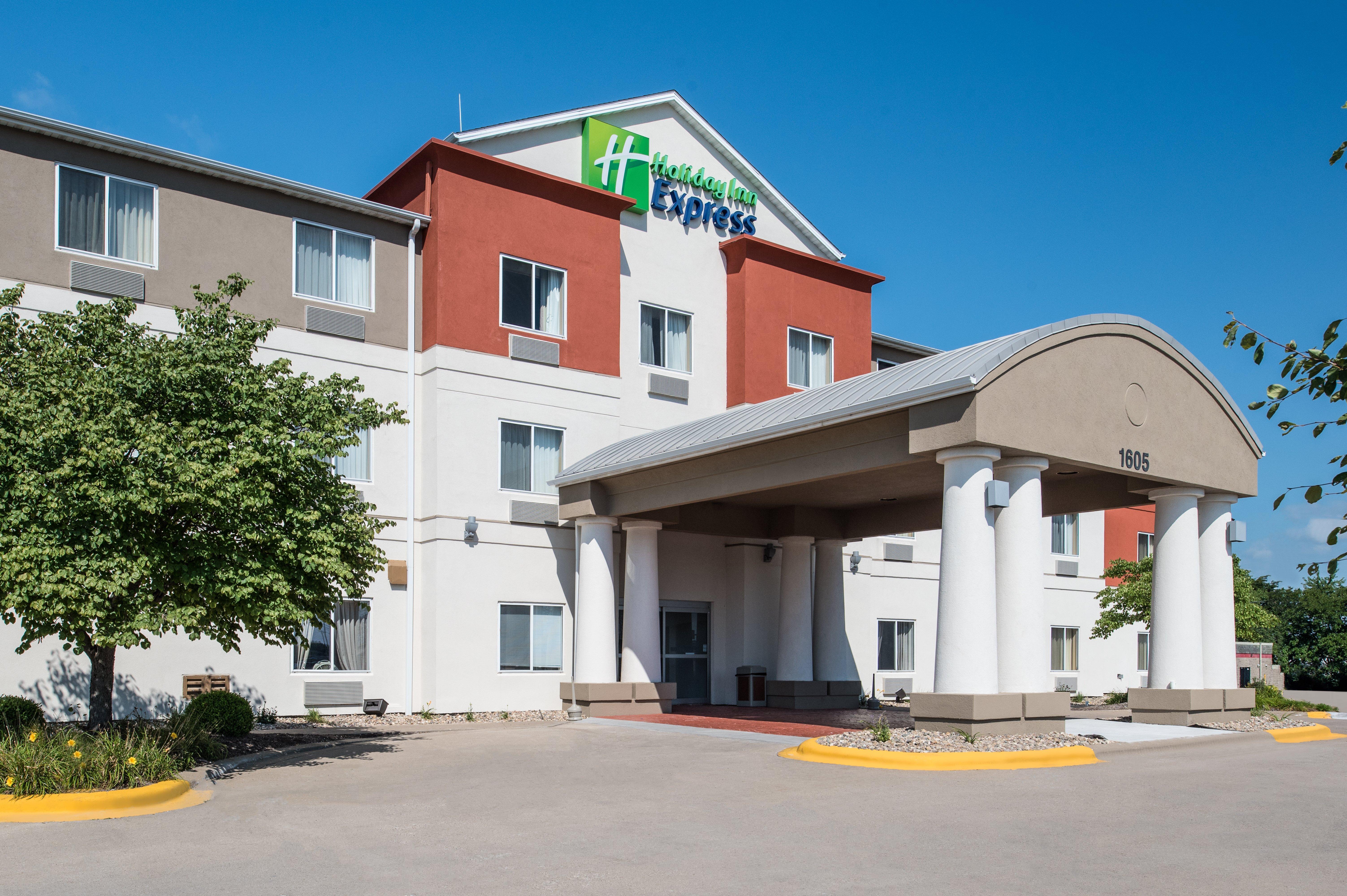 Holiday Inn Express Hotel & Suites Burlington By Ihg Bagian luar foto