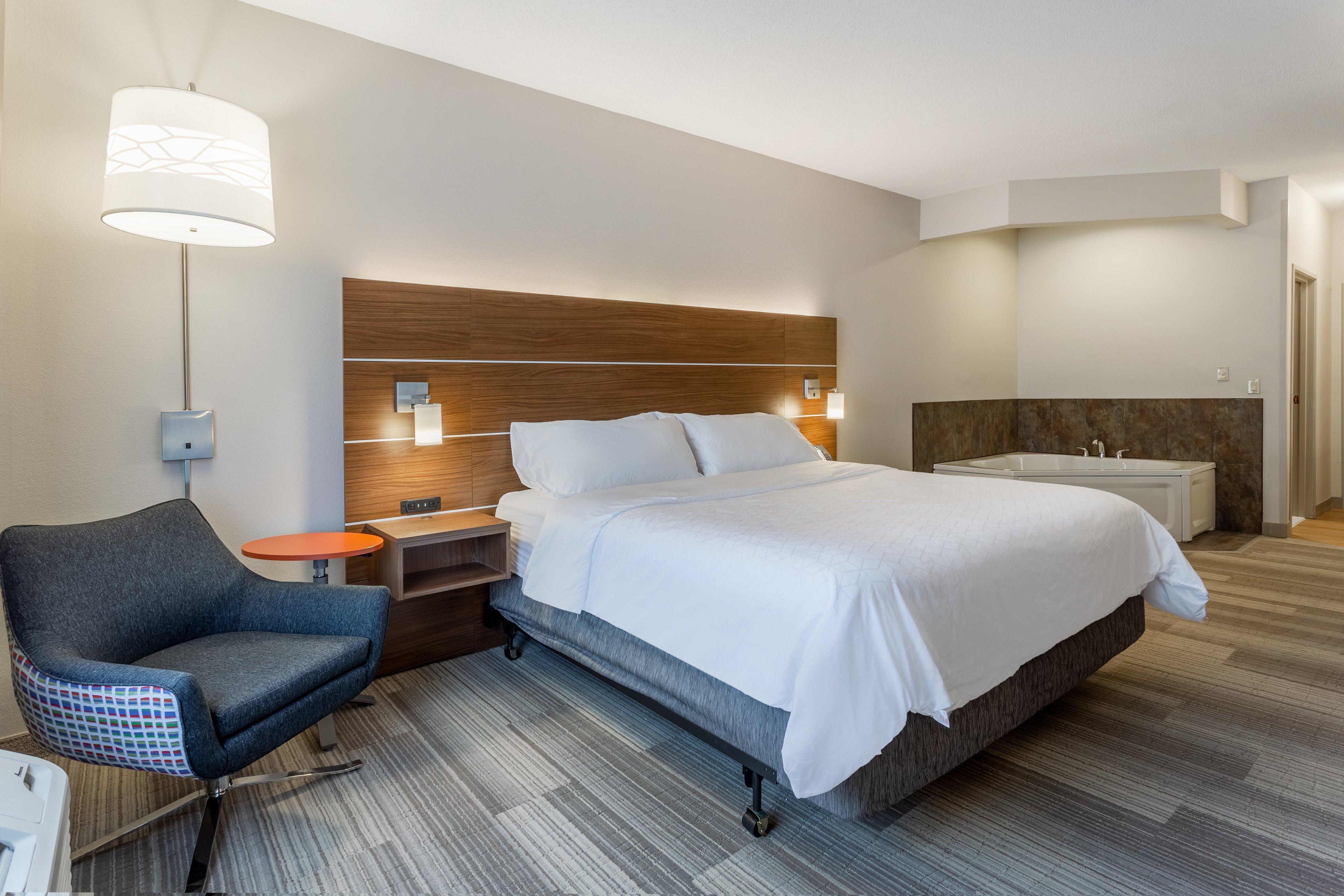 Holiday Inn Express Hotel & Suites Burlington By Ihg Bagian luar foto