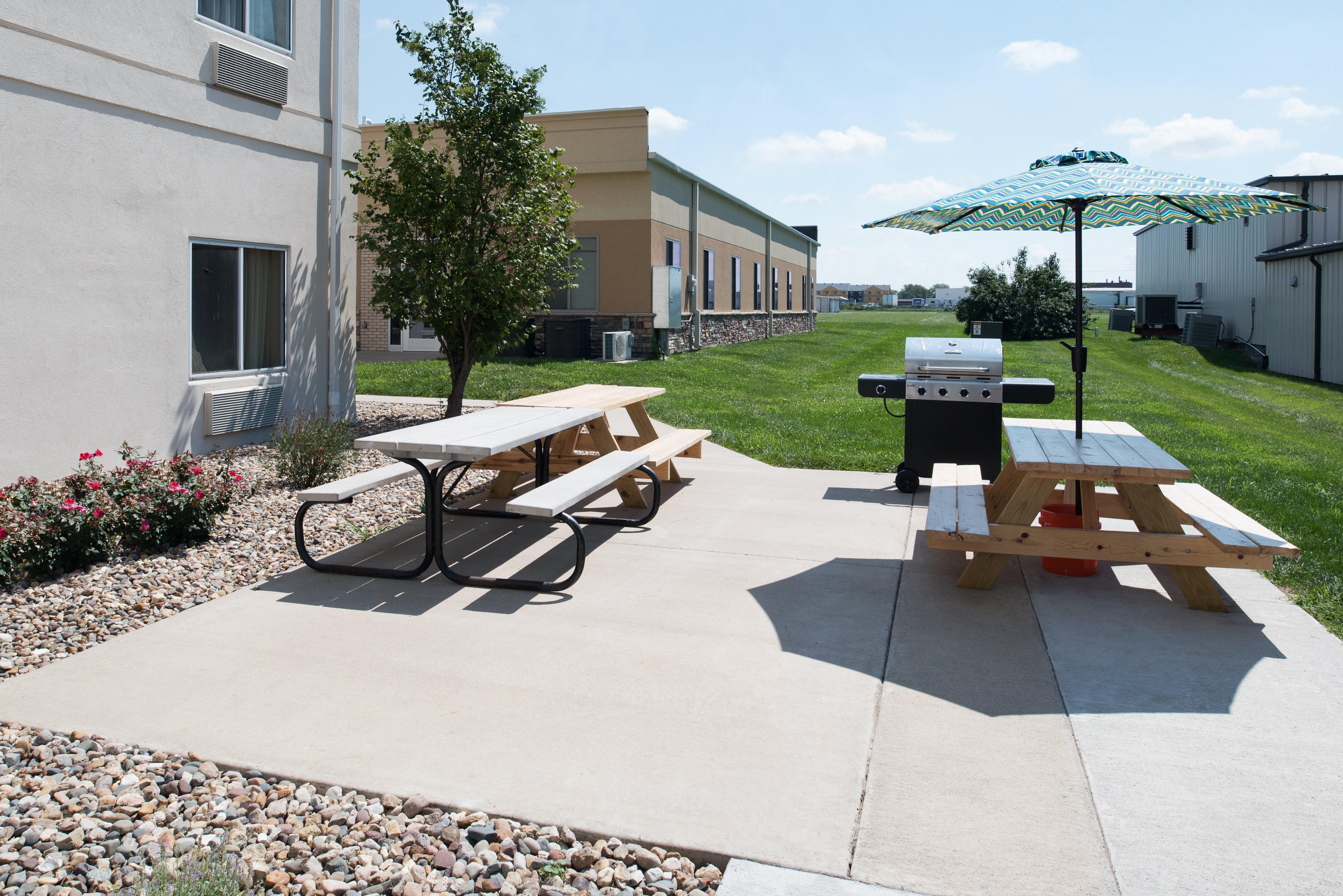 Holiday Inn Express Hotel & Suites Burlington By Ihg Bagian luar foto