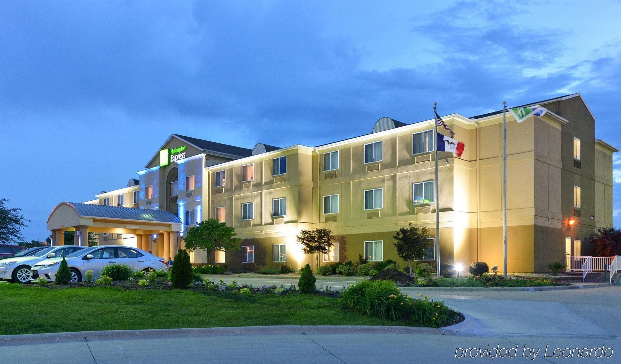 Holiday Inn Express Hotel & Suites Burlington By Ihg Bagian luar foto