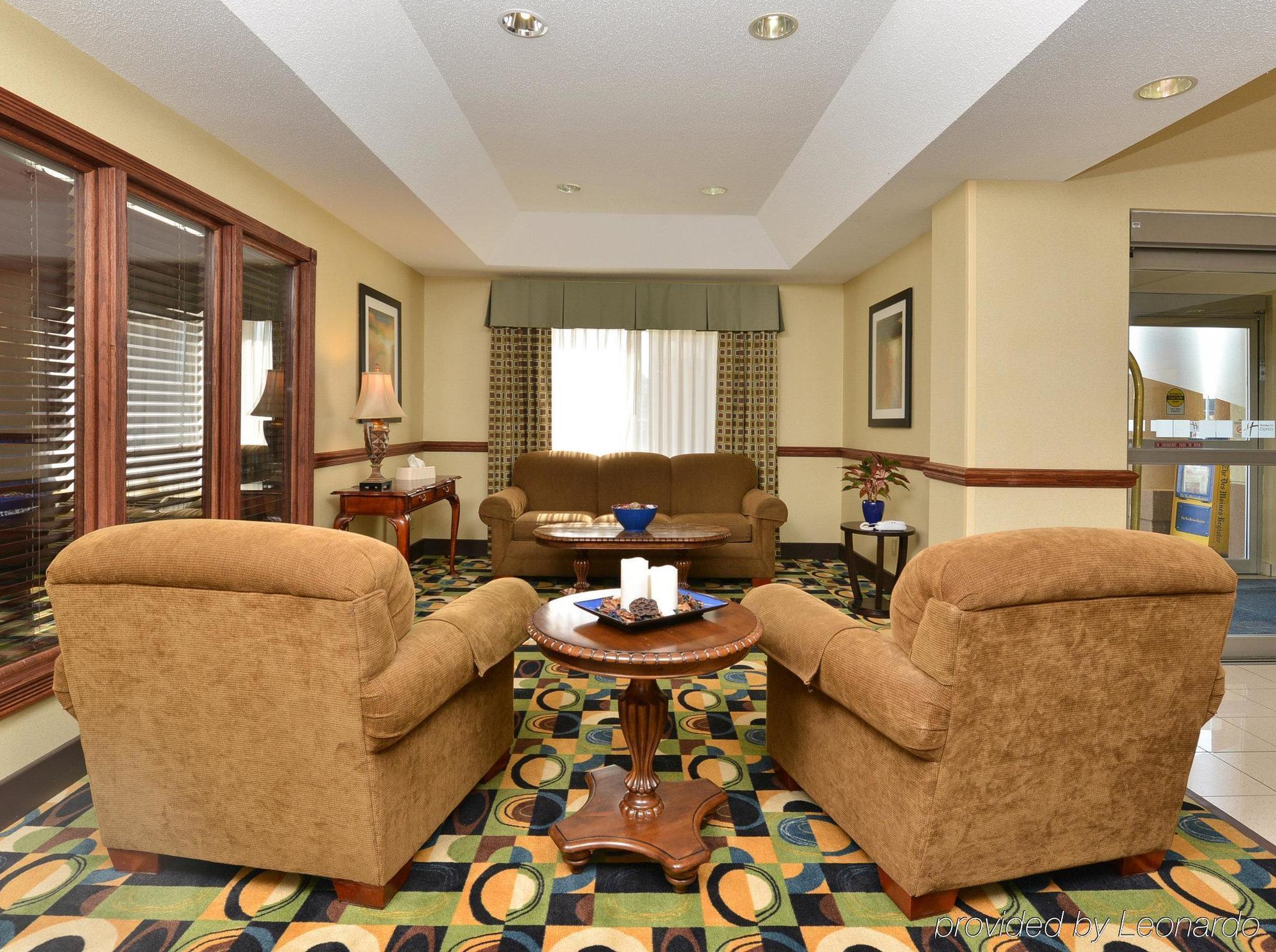 Holiday Inn Express Hotel & Suites Burlington By Ihg Bagian luar foto