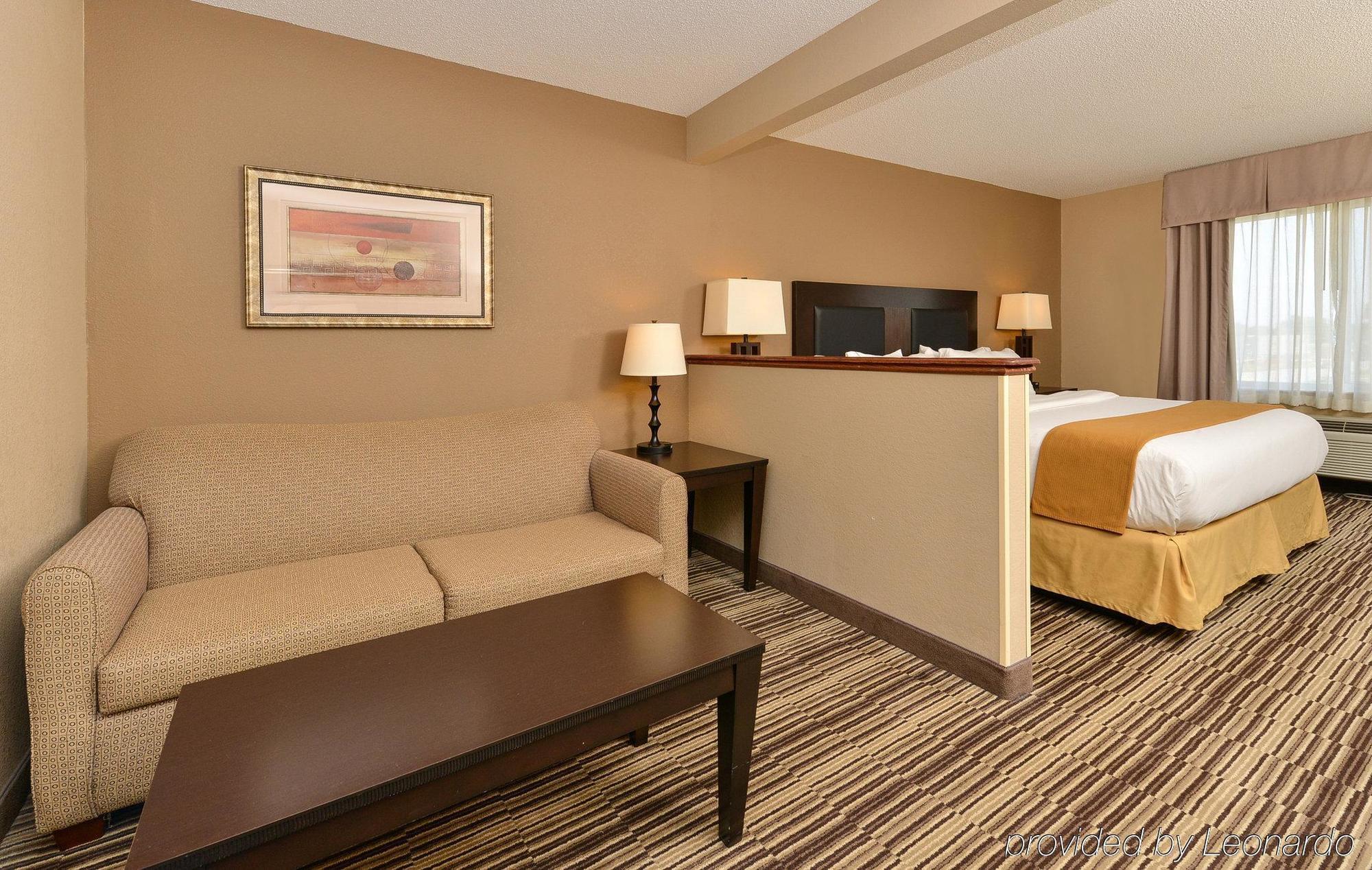Holiday Inn Express Hotel & Suites Burlington By Ihg Bagian luar foto