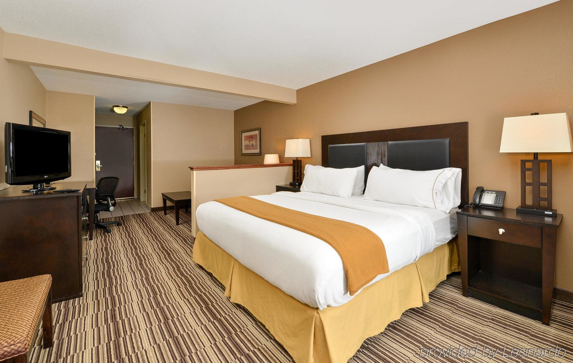 Holiday Inn Express Hotel & Suites Burlington By Ihg Bagian luar foto