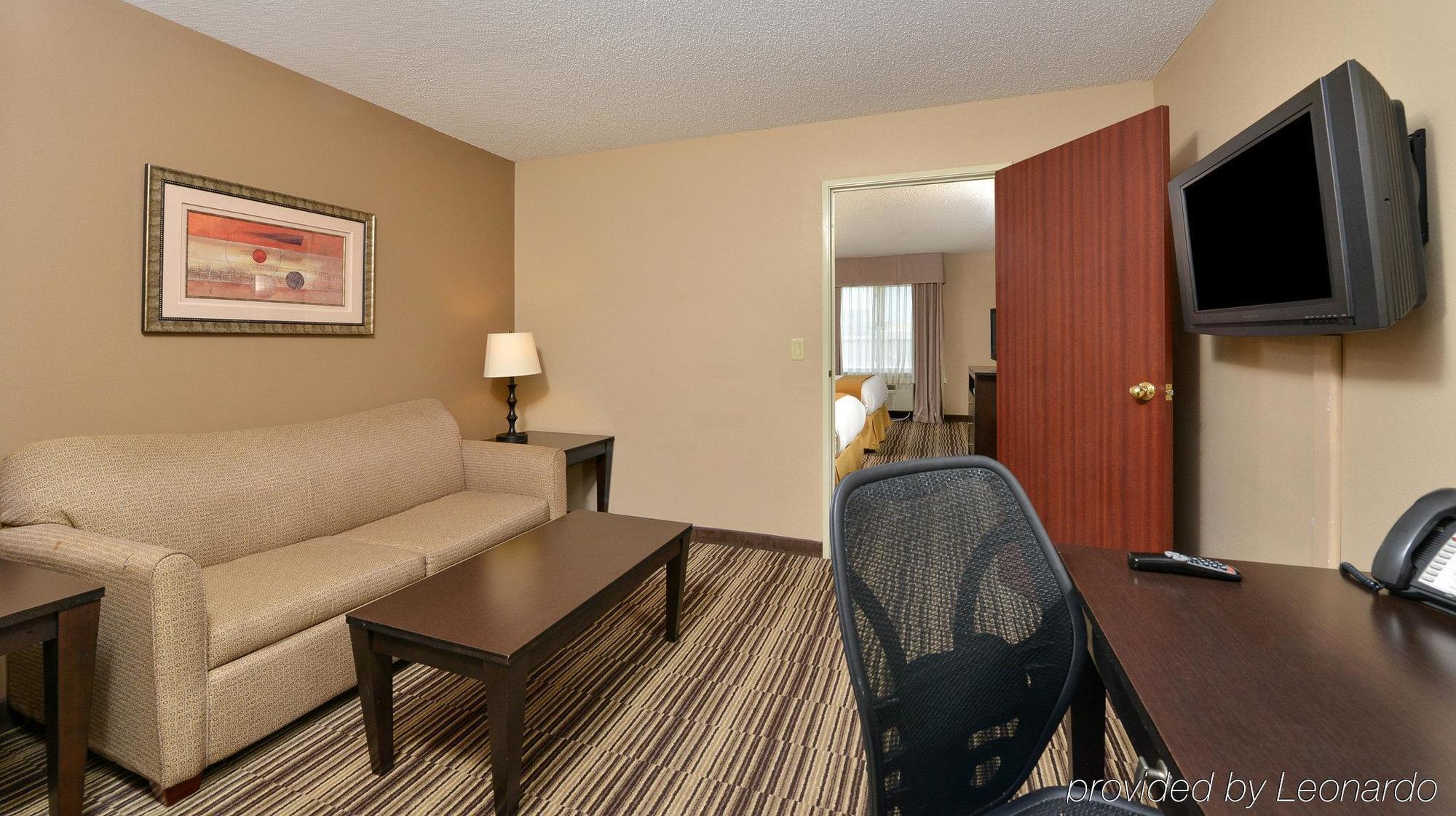 Holiday Inn Express Hotel & Suites Burlington By Ihg Bagian luar foto
