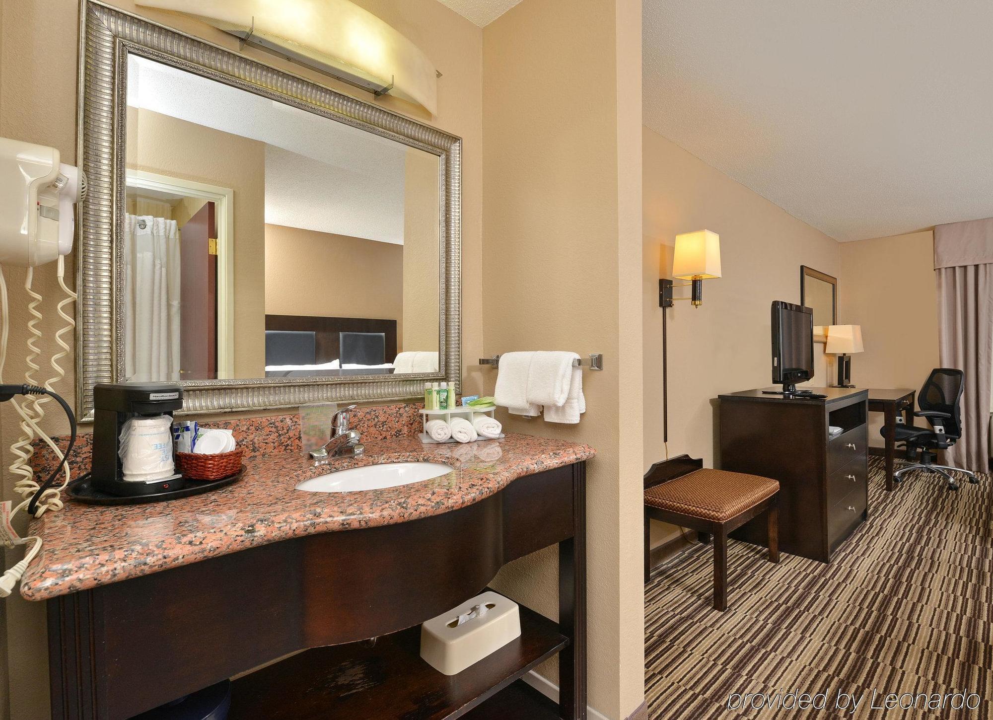 Holiday Inn Express Hotel & Suites Burlington By Ihg Bagian luar foto