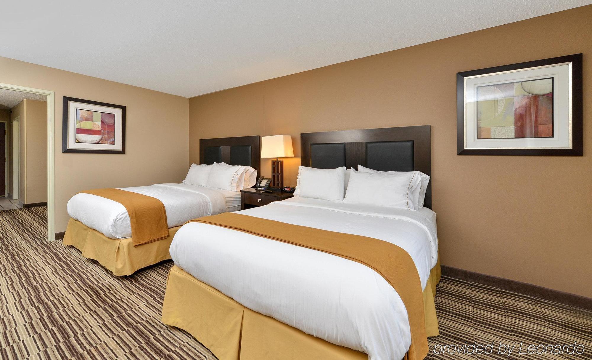 Holiday Inn Express Hotel & Suites Burlington By Ihg Bagian luar foto